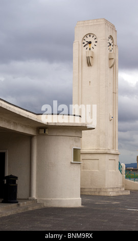 ART DECO DI COLORE BIANCO la stazione degli autobus e la torre dell orologio SEATON CAREW HARTLEPOOL Foto Stock