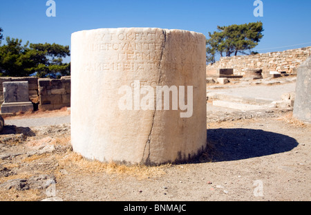 Iscrizione sulla colonna, antica Kamiros, Rodi, Grecia Foto Stock