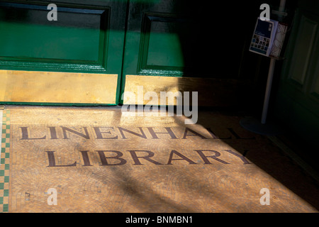 In Irlanda del Nord, Belfast, Linenhall Library entrata. Foto Stock