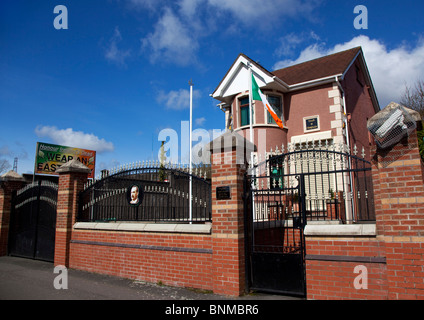 In Irlanda del Nord, Belfast, Andersonstown, James Connolly House, Sinn Fein Quartier Generale con Irish bandiera tricolore battenti. Foto Stock