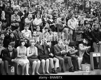 1960Th 1966 Anni Sessanta seguace fan emozioni concerto Beat The Beatles entusiasmo Germania emozioni Essen Grugahalle gruppo gioventù Foto Stock