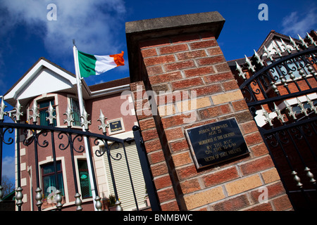 In Irlanda del Nord, Belfast, Andersonstown, James Connolly House, Sinn Fein Quartier Generale con Irish bandiera tricolore battenti. Foto Stock