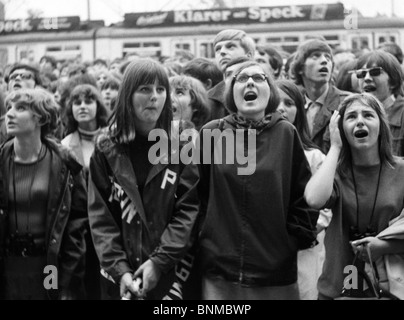 1960Th 1966 Anni Sessanta seguace fan emozioni concerto Beat The Beatles entusiasmo Germania emozioni Essen Grugahalle gruppo gioventù Foto Stock