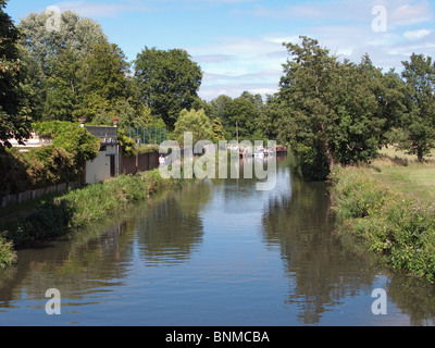 Il fiume Wey navigazioni guardando verso la Manor Inn a Godalming in Surrey Foto Stock