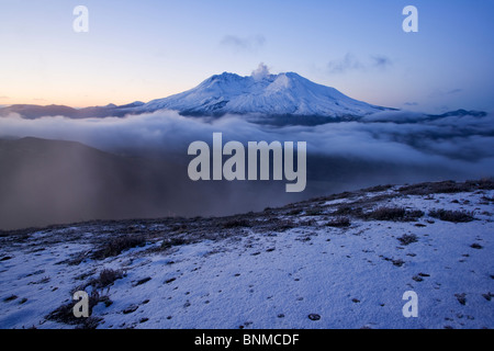 Autunno sunrise su Mt. Sant Helens vulcano che è scoppiata nel 1980 e creato quasi paesaggio lunare di cui la vita è lentamente Foto Stock