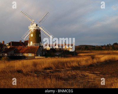 Mulino a vento all'alba, Cley accanto al mare, Norfolk Foto Stock