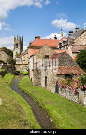 Beck e Chiesa di Tutti i Santi Helmsley North Yorkshire, Inghilterra Foto Stock