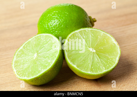 Verde lime su sfondo di legno Foto Stock