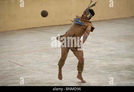 Un giocatore colpisce la palla con la sua anca durante una partita di gioco maya della palla, noto un Pok Ta Pok, in Chapab, la penisola dello Yucatan, Messico. Foto Stock