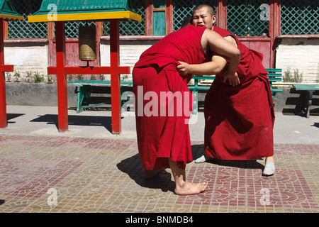 Due monaci mongola pratica wrestling in preparazione per il prossimo festival Naadam Foto Stock