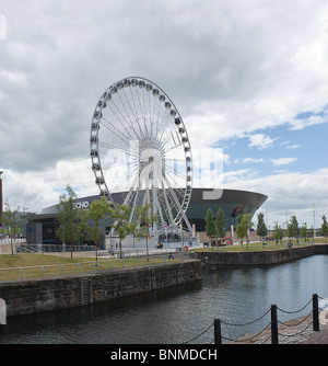 La ruota di Liverpool quayside vista dal Dock Salthouse Arena ruota panoramica Ferris la mattina presto prima di turisti Foto Stock