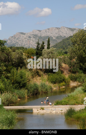 Tautavel un villaggio storico sul fiume Verdouble nella zona viticola Catalan Languedoc Roussillon nel sud della Francia Foto Stock