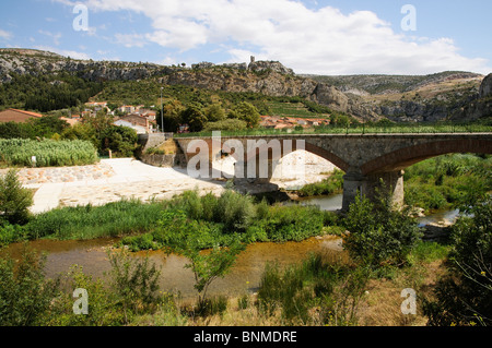 Tautavel un villaggio storico sul fiume Verdouble nella zona viticola Catalan Languedoc Roussillon nel sud della Francia Foto Stock