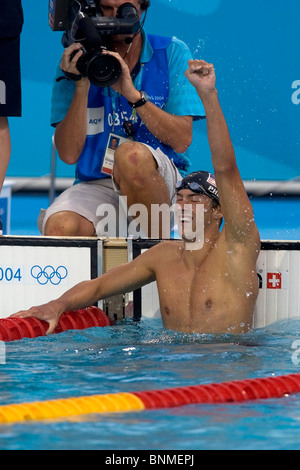 Michael Phelps (USA) far reagire dopo la finitura del 400m IM dove ha vinto la medaglia d'Oro Foto Stock