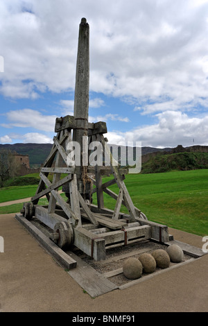 Replica del legno medievale trebuchet / slingshot al Castello Urquhart accanto a Loch Ness vicino a Drumnadrochit, Scotland, Regno Unito Foto Stock