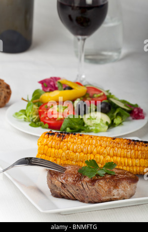 Bistecca alla griglia e tutolo di mais Foto Stock