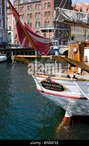 Legno intagliato piastra nome sulla poppa di uno yacht ormeggiato nel porto di Nyhavn a Copenaghen. Foto Stock