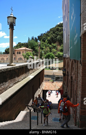 Montserrat (seghettato montagna) è a ovest di Barcellona, in Catalogna, Spagna. Foto Stock