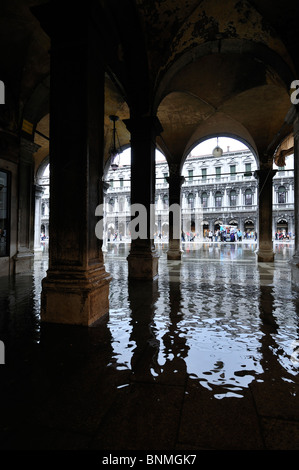 Venezia. L'Italia. Acqua alta in Piazza San Marco. Foto Stock