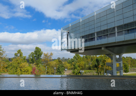 William J. Clinton Presidential Center & Parco esterno della libreria Little Rock Arkansas USA architettura del paesaggio del parco di autunno Foto Stock