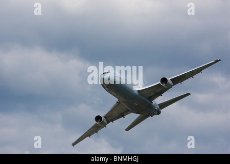 Un RAF Lockheed L-1011 Tristar dal n. 216 squadrone, basato a RAF Brize Norton,esegue un flypast ad un airshow regno unito Foto Stock