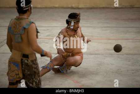 Un giocatore colpisce la palla con la sua anca durante una partita di gioco maya della palla, noto come Pok Ta Pok, in Chapab, la penisola dello Yucatan, Messico Foto Stock