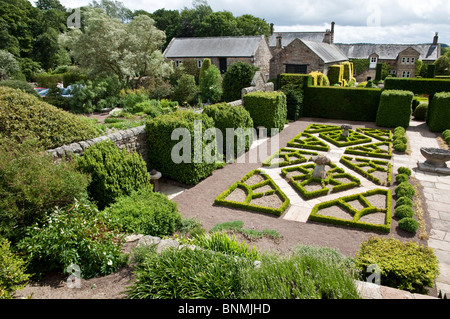 Herterton House Garden Nr Cambo, Northumberland, Regno Unito - vista aerea del Parterre / Giardino di fantasia. Foto Stock