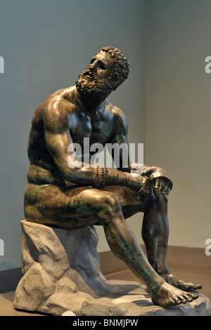 Roma. L'Italia. Museo Nazionale di Roma. Palazzo Massimo alle Terme. Boxer in riposo greco scultura in bronzo. (I C BC). Foto Stock