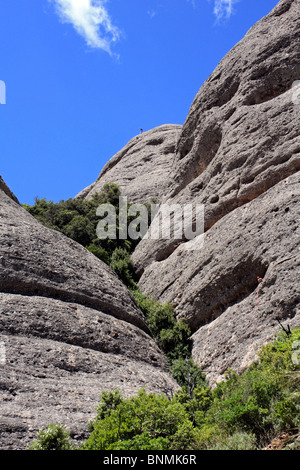 Montserrat (seghettato montagna) è a ovest di Barcellona, in Catalogna, Spagna. Foto Stock