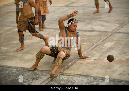 Un giocatore colpisce la palla con la sua anca durante una partita di gioco maya della palla, noto come Pok Ta Pok, in Chapab, la penisola dello Yucatan, Messico Foto Stock