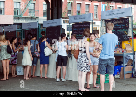 I clienti a fare acquisti presso il nuovo mercato di Amsterdam sulla South Street a New York Foto Stock