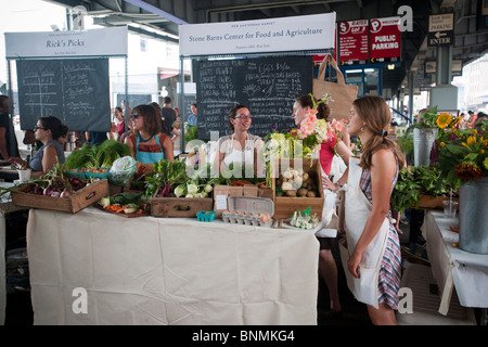 I lavoratori dalla pietra granai Centro per l Alimentazione e l agricoltura al loro stand presso il nuovo mercato di Amsterdam sulla South Street a New York Foto Stock