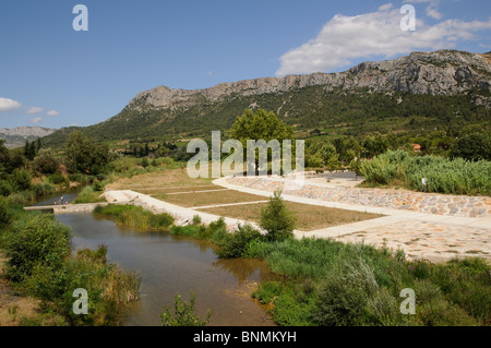 Tautavel un villaggio storico sul fiume Verdouble nella zona viticola Catalan Languedoc Roussillon nel sud della Francia Foto Stock