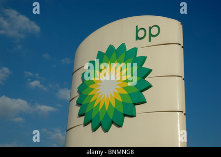 Segno di BP e il logo, Watford Gap servizi sulla M1, Northamptonshire, England, Regno Unito Foto Stock