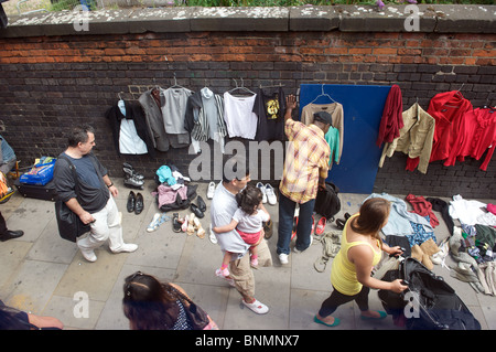 Commercianti di strada su High Street, Shoreditch vicino a Brick Lane nell'East End di Londra Foto Stock