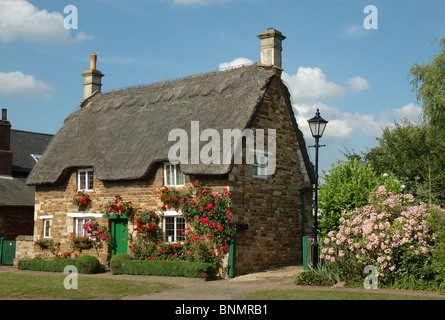 Cottage con il tetto di paglia, Rockingham, Northamptonshire, England, Regno Unito Foto Stock