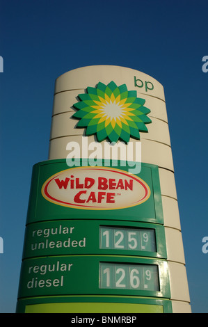 Segno di BP e il logo, Watford Gap servizi sulla autostrada M1, Northamptonshire, England, Regno Unito Foto Stock