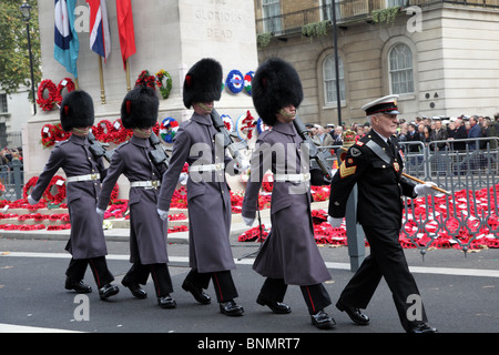 Soldati che marciano passato il Cenotafio durante il giorno dell'Armistizio memoriale di servizio in Whitehall, London, SW1. Foto Stock