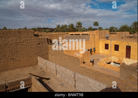 Tetti, fango tradizionali edifici in mattoni, Figuig, provincia di Figuig, della Regione Orientale, Marocco. Foto Stock