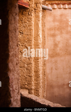 Dettaglio, fango tradizionale edificio di mattoni, Figuig, provincia di Figuig, della Regione Orientale, Marocco. Foto Stock