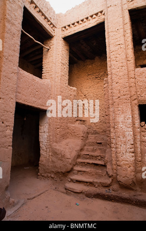 Patio, fango tradizionale edificio di mattoni, Figuig, provincia di Figuig, della Regione Orientale, Marocco. Foto Stock