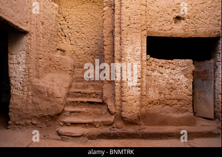 Patio, fango tradizionale edificio di mattoni, Figuig, provincia di Figuig, della Regione Orientale, Marocco. Foto Stock