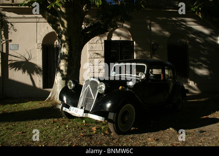 23 marzo 2010; una vecchia auto bagna nella luce del sole della mattina in Plaza Mayor 25 de Mayo di Colonia del Sacramento, Uruguay. P Foto Stock