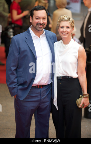 James Mangold e sua moglie frequentare la London UK film Premiere di "cavaliere e giorno all' Odeon Leicester Square sulla luglio 22nd, 2010 HO Foto Stock