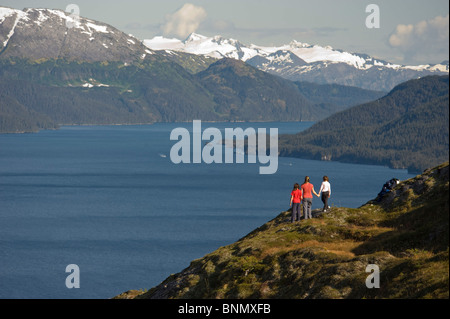 Una madre e le sue figlie godere la vista sul canale di passaggio e di Prince William Sound vicino a Whittier in Alaska Foto Stock