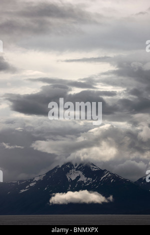 Vista della nube bassa nella parte anteriore del Chugach Mountains dal punto di Beluga, Turnagain Arm, Alaska, caduta Foto Stock