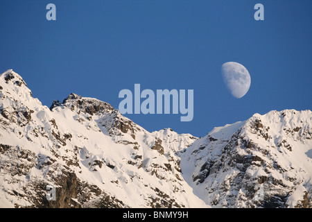 Luna su Pioneer picco, Chugach Mountains, SC, AK Foto Stock