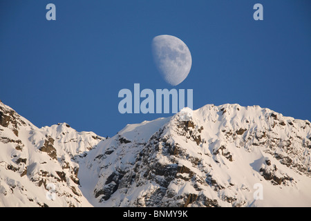 Luna su Pioneer picco, Chugach Mountains, SC, AK Foto Stock