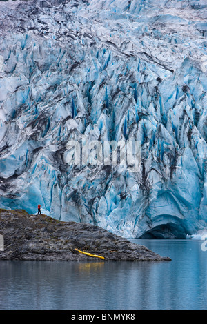 Kayaker e barca tirata su un isola di fronte del ghiacciaio Shoup, Shoup stato Bay Marine Park, Prince William Sound, Alaska Foto Stock