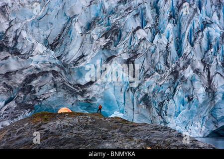 Kayaker e barca tirata su un isola di fronte del ghiacciaio Shoup, Shoup stato Bay Marine Park, Prince William Sound, Alaska Foto Stock